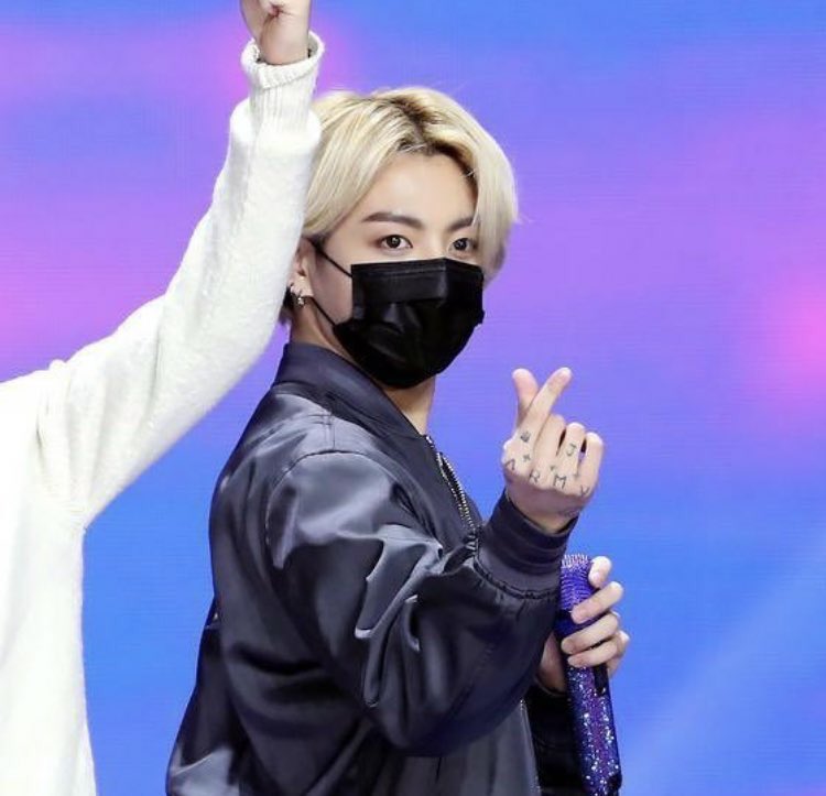 Kpopergirll's tweet photo. Esto es una bendición jungkook rubio, namjoon con mullet y hyunjin peli negro no tengo palabras para expresar lo que siento 🧚🏻‍♀️✨ https://t.co/CHtCgNW0uW