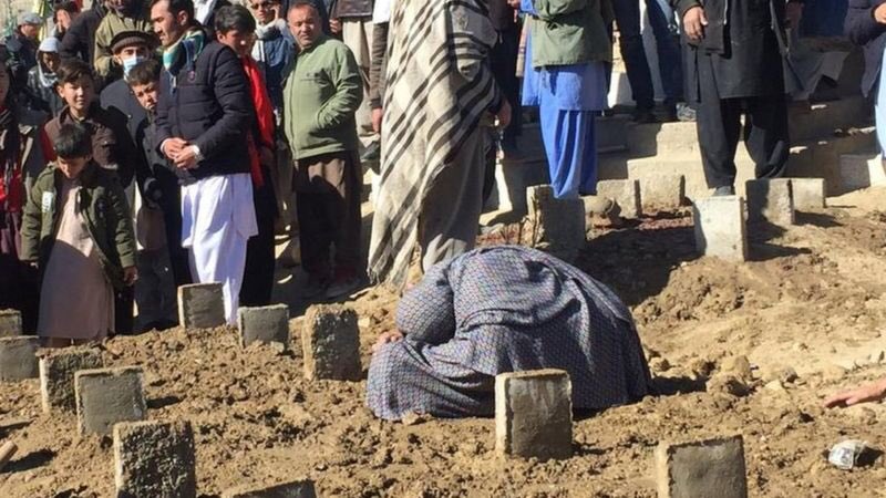 MahrangBaloch_'s tweet photo. اپنے بیٹے کو دفن کرنے کے بعد ایک ماں زندہ لاش بن جاتی ہے ۔اے ماں میرے الفاظ تمھارے درد کی ترجمانی نہیں کر سکتے۔۔۔ https://t.co/d4IlCVdm9b