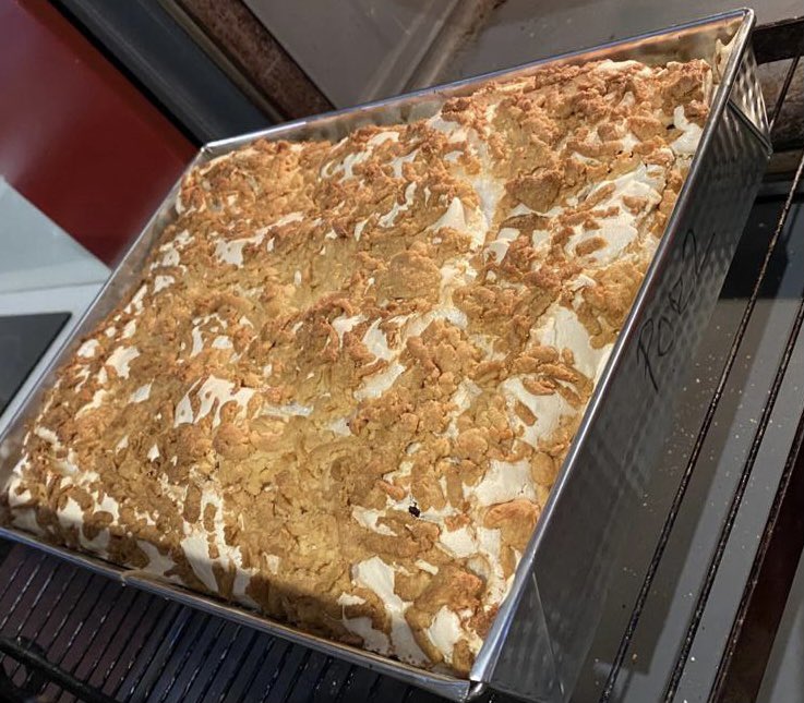jmajczuk's tweet photo. Tymczasem pleśniak produkcji @VMajczuk wyjechał, lubicie ciepłe prosto z pieca???👌😎🤓😆☕️🍰Podobno niezdrowe🤔🤭 #ciastki #ciasto #deser #pleśniak #pycha https://t.co/te7T7ub1kR