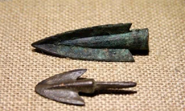 刃 *njɯns (rèn): three bladed arrowhead.  #archery