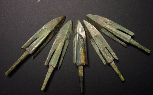 刃 *njɯns (rèn): three bladed arrowhead.  #archery