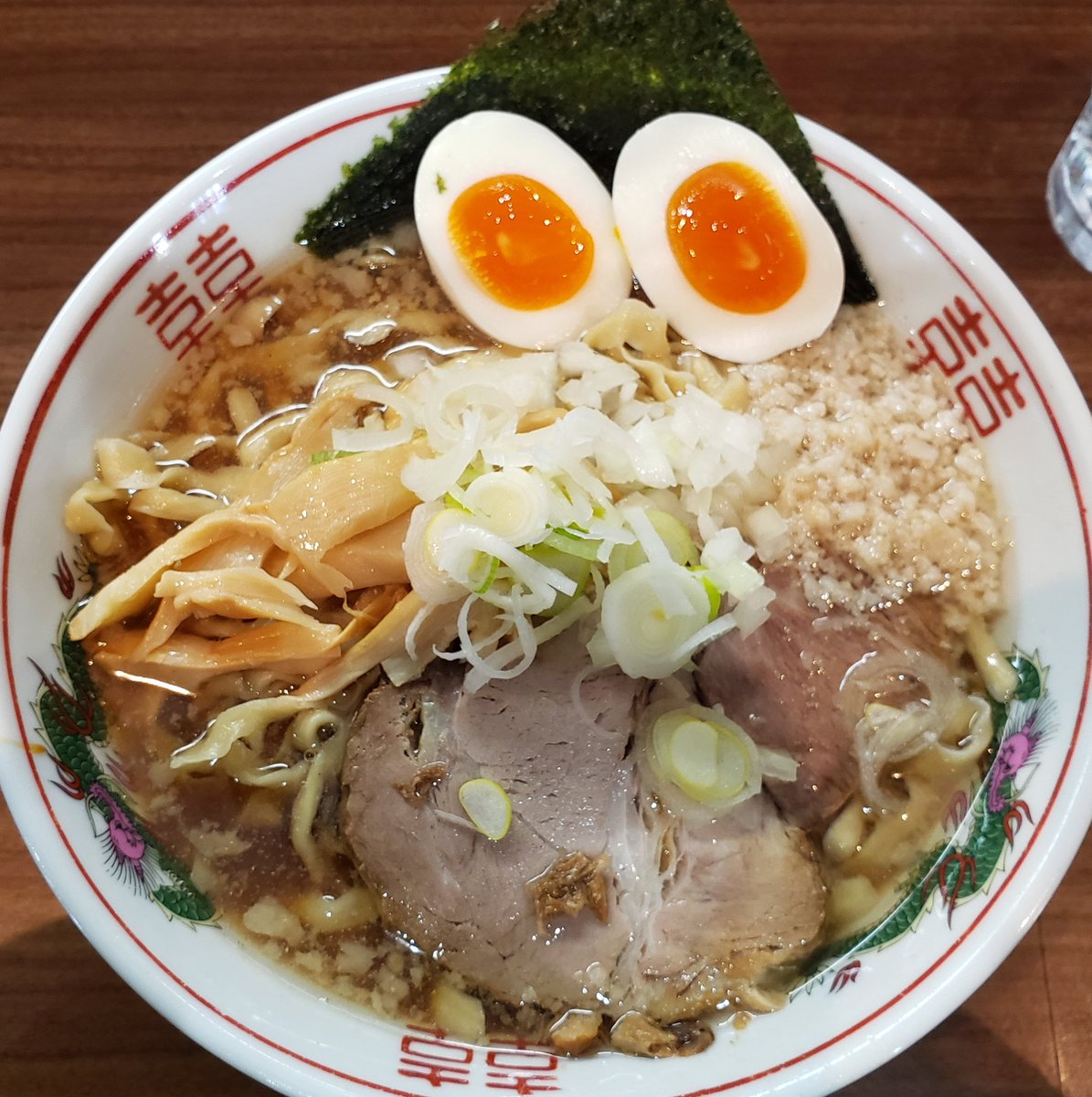 nikujyuhachi's tweet photo. 自家製麺くまがい@仙台市青葉区
味玉手もみ中華そば

噛みごたえのある手もみ麺に、濃い目の魚介系スープ。背脂もありにして、お腹いっぱい😋。美味しかった🥰。 https://t.co/rRVLykGHdE