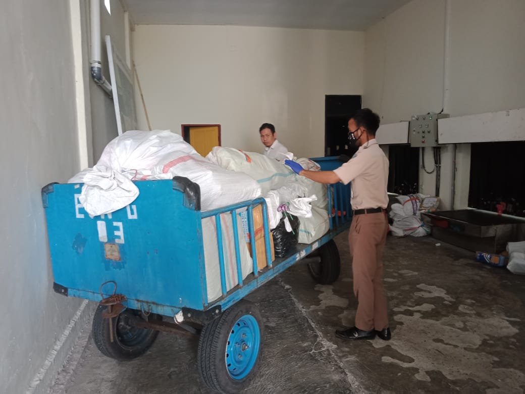 09/01. 2 Petugas BKIPM Mamuju melaksanakan Pengawasan Rutin Lalu Lintas Media Pembawa di Terminal Keberangkatan Bandara Tampa Padang Mamuju
#KKPRebound
#OneHealthKIPM
@HumasBKIPM
<a href="/abdurrohman321/">abdurrohman32</a>