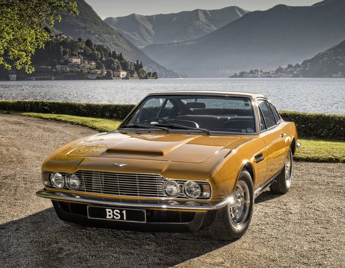 A THREAD. Since it’s  #SupercarSaturday, here’s a stunning pic of the Bahama Yellow ’70 Aston Martin DBS driven by Roger Moore in the ITV series ’The Persuaders!’ (’71-72).  #AnorakFact: the car had a straight-6 engine but it ran on V8 wheels & carried V8 badges. (1/6)
