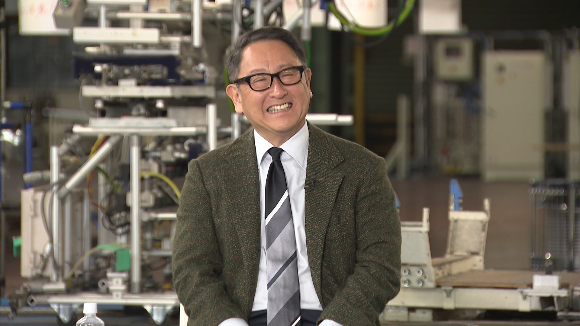 東海テレビ あす朝7時から ボクらの時代 すごい組み合わせですよ マツコ デラックス 豊田章男 トヨタ自動車社長 レーシングドライバー 脇阪寿一の3人 閉所されたトヨタ自動車工場での撮影です 東海テレビ あす朝7時から ボクらの時代 すごい組み合わせですよ マツコ デラックス 豊田章男 トヨタ自動車社長 レーシングドライバー 脇阪寿一の3人 閉所されたトヨタ自動車工場での撮影です