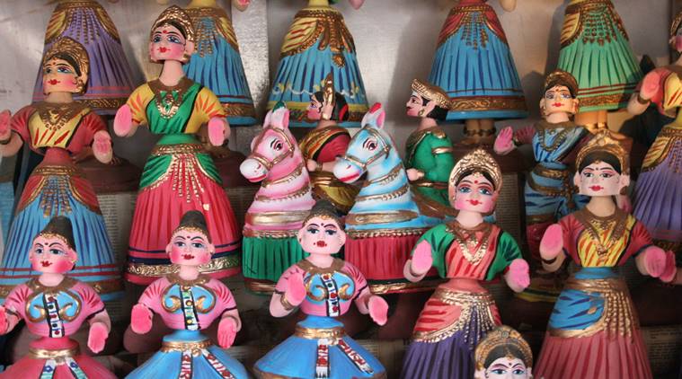 2)Thanjavur Golu DollsThanjavur in Tamil Nadu is famous for its dancing bobble-headed dolls emerging under Maratha empire in Tanjore (now Thanjavur),Chola empire.2types—the Raja Rani bommai& the urutu bommai.These r worshipped in S India in Navratri or koluvu ( Dussehra ).