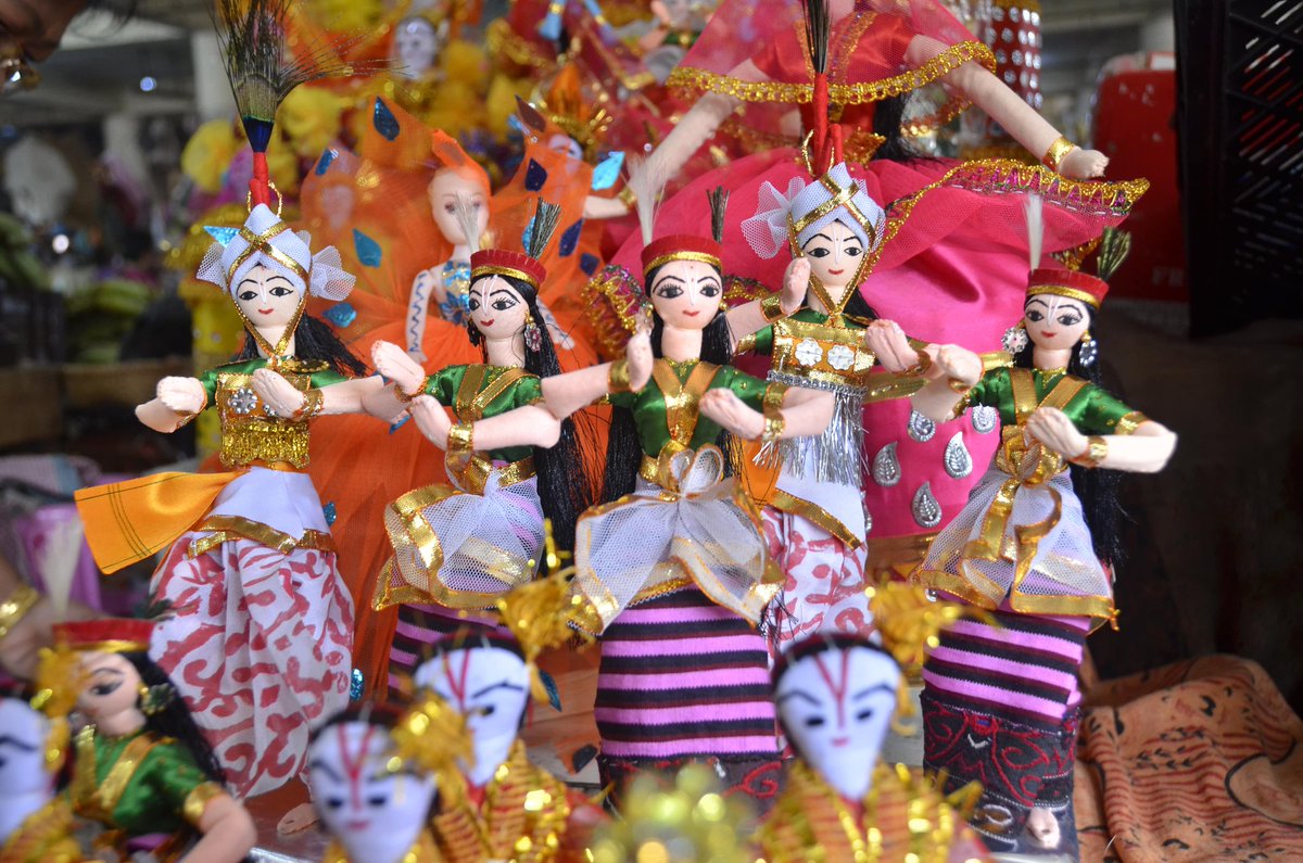 3)Laiphadibi The Manipuri word for doll is Laiphadibi.2words: lai, means god &phadi means shabby cloth. Bi,is feminine gender.These dolls are used rituals.If a person dies on nongmapanba(1st of month as lunar calendar)or tatnaba(inauspicious days),two dolls are placed on grave.