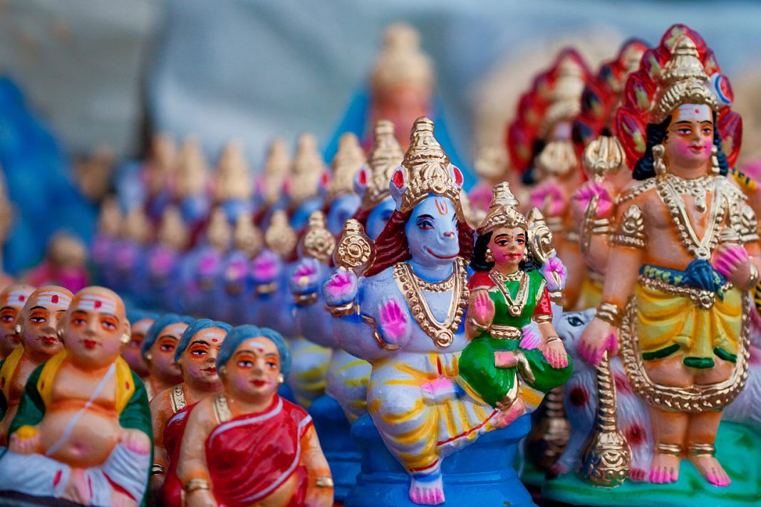 10)Dolls of Vilachery200 artisan families reside in Vilachery village,Tamil Nadu. At Navratri& Vinayaka Chaturthi they get busy making the clay& light weight paper-mâché dolls to celebrate.Though clay models are famous due to beliefs in an auspicious traditional practice.