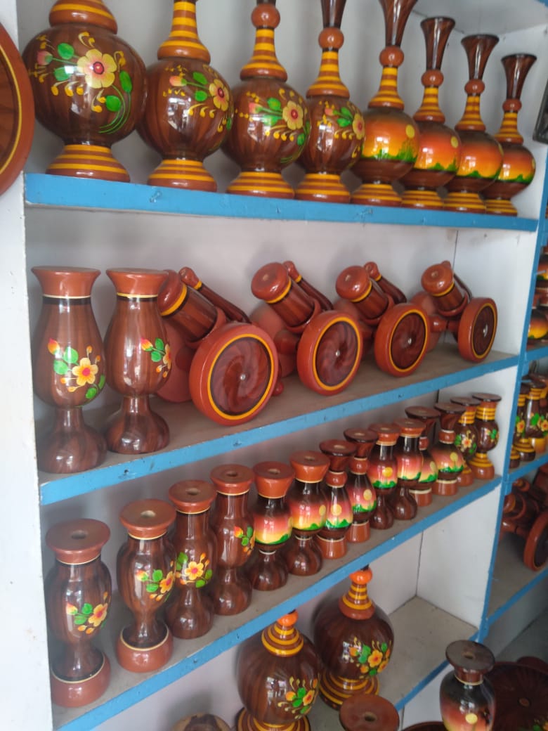 13)Lacquer toysFrm small town Budhni, along banks of Narmada, MP reside makers of eco-friendly lacquered wooden toys. Soft wood of Dudhi branches r cut in required shape, lacquered mixing colourful dye with chapdi &chandrak, natural wax agents finished with kewda oil for gloss.