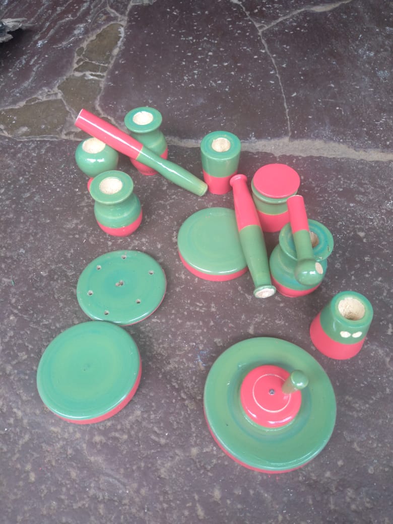 13)Lacquer toysFrm small town Budhni, along banks of Narmada, MP reside makers of eco-friendly lacquered wooden toys. Soft wood of Dudhi branches r cut in required shape, lacquered mixing colourful dye with chapdi &chandrak, natural wax agents finished with kewda oil for gloss.