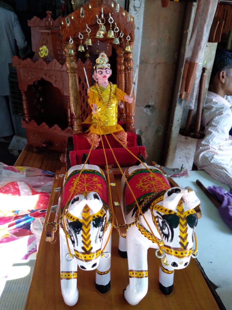 13)Lacquer toysFrm small town Budhni, along banks of Narmada, MP reside makers of eco-friendly lacquered wooden toys. Soft wood of Dudhi branches r cut in required shape, lacquered mixing colourful dye with chapdi &chandrak, natural wax agents finished with kewda oil for gloss.