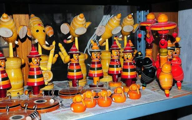 16)Etikoppaka bommaluFrom Andhra Pradesh,Traditional shapes of toys include a farmer with nagali, a bridal set, veena, sannai melam, wedding sweets . While traditionally, these toys were once handmade, the artisans use machinery now.