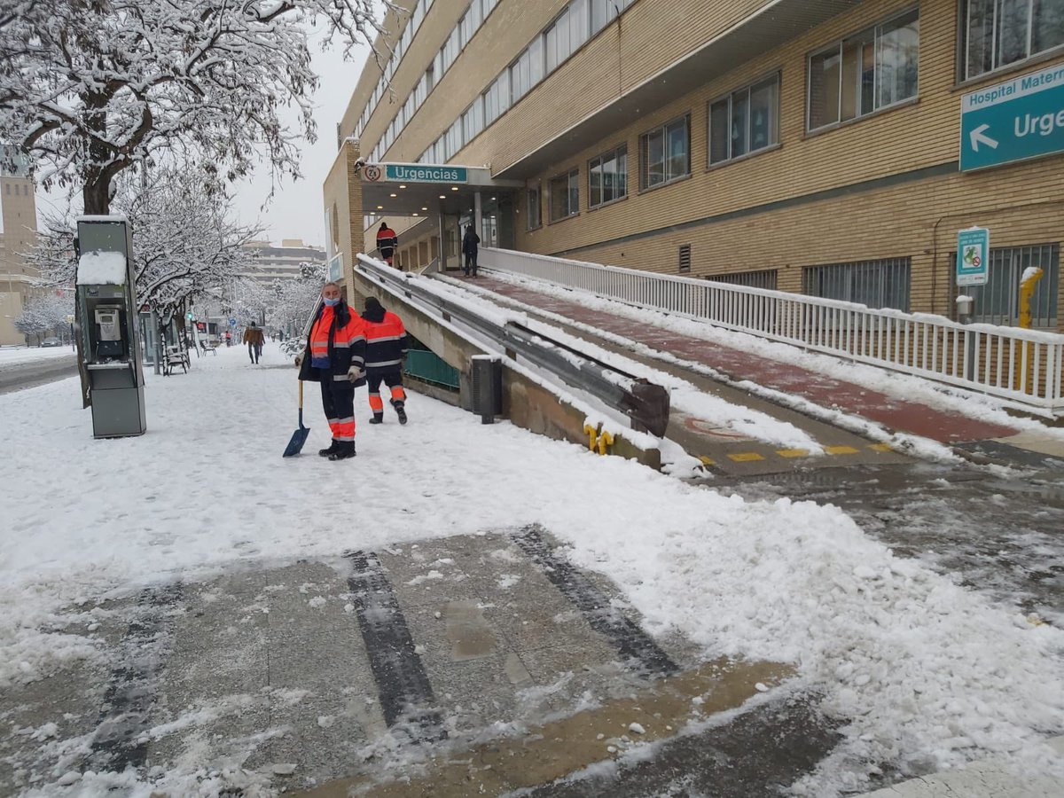 ccoozaragoza's tweet photo. La brigada de infraestructuras de @zaragoza_es limpiando y preparando los accesos al hospital Miguel Servet. Como siempre lo público dando la cara!!#ServiciosPublicosMunicipales#ServiciosPublicosEsenciales https://t.co/aJXAYxIlzQ