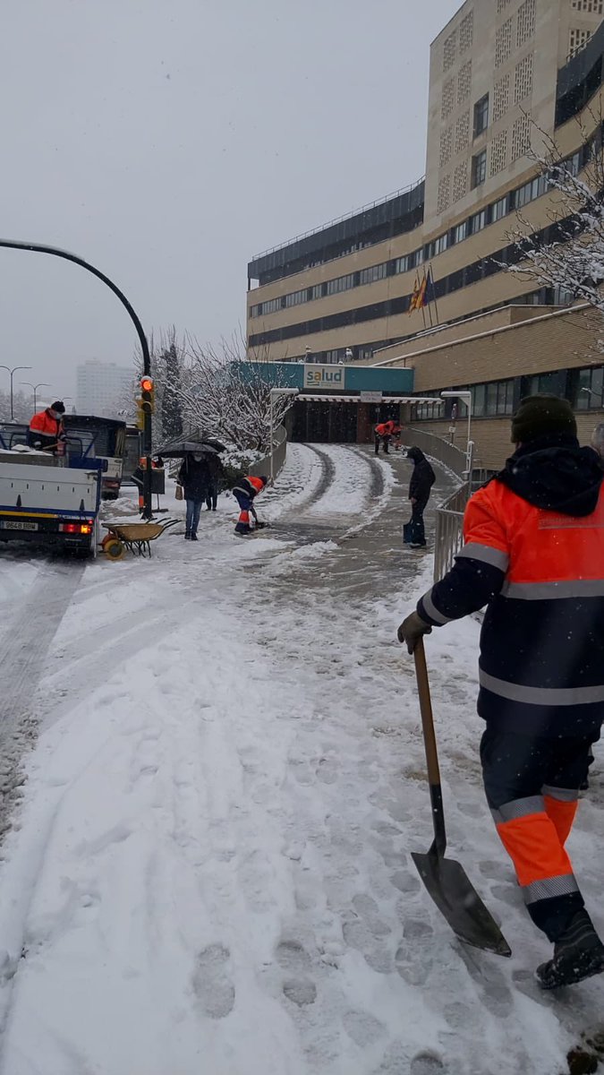 ccoozaragoza's tweet photo. La brigada de infraestructuras de @zaragoza_es limpiando y preparando los accesos al hospital Miguel Servet. Como siempre lo público dando la cara!!#ServiciosPublicosMunicipales#ServiciosPublicosEsenciales https://t.co/aJXAYxIlzQ