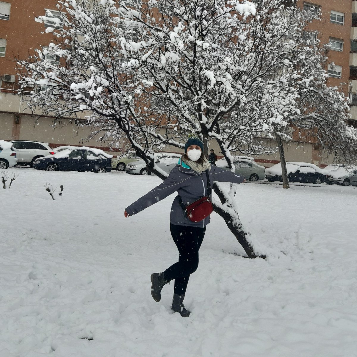 Jenny_18ps's tweet photo. ☃️ Confirmamos, está nevando en Zaragoza. https://t.co/0LwcVbgBkO