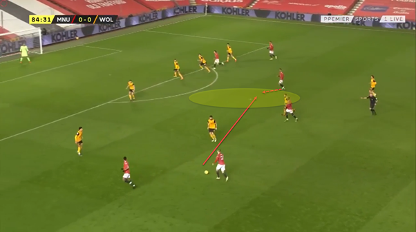 Shaw averages 5.41 progressive passes per 90 in the PL and often looks to play to inside passes to players operating between the lines or in the half-spaces. He's also a powerful runner and can progress the ball this way too. Examples of both methods of progression are below.