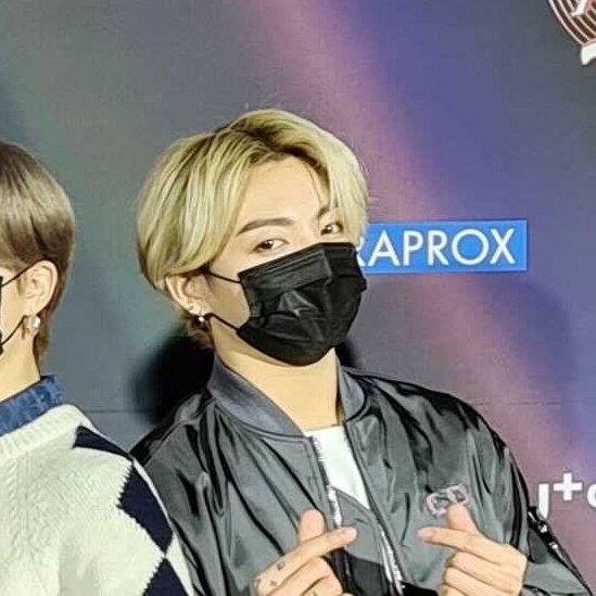 hywmh_'s tweet photo. Lo mejor que ha pasado este año fue a Hyunjin peli-negro y Jungkook rubio✨ https://t.co/LgYQfhA5Kn