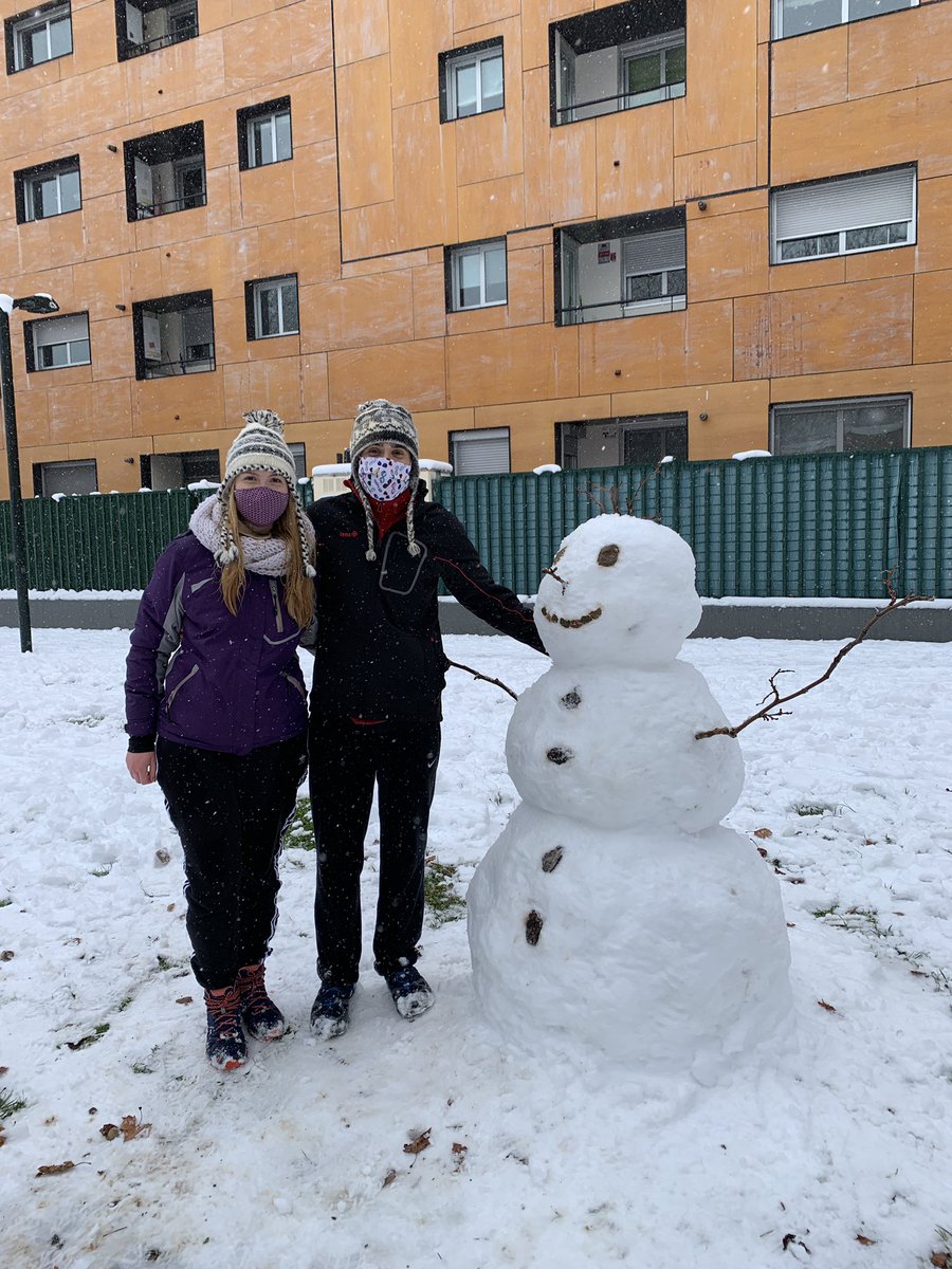 Laura_CanEst's tweet photo. Nuestro primer muñeco de nieve en Zaragoza @enjoyzaragoza @SoydeZaragoza #nievaenzaragoza en el canal de Casablanca https://t.co/0GjgX6QQnK