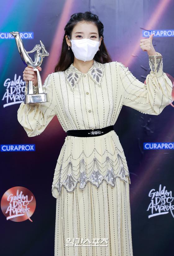 IUmushimushi's tweet photo. #GDA2021 #IUxGDA2021 
#아이유 #IU with her SOTY award
👑👑👑👑👑👑👑
💙💙💙💙💙💙💙 https://t.co/31JLlc7qgM