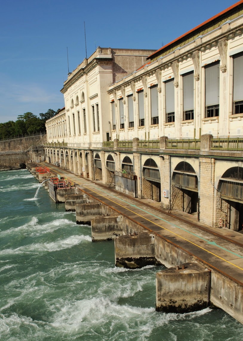 Un réacteur de 2e génération était prévu pour durer minimum 40 ans, un réacteur de type EPR minimum 60 ans. Un barrage hydroélectrique peut durer un siècle.