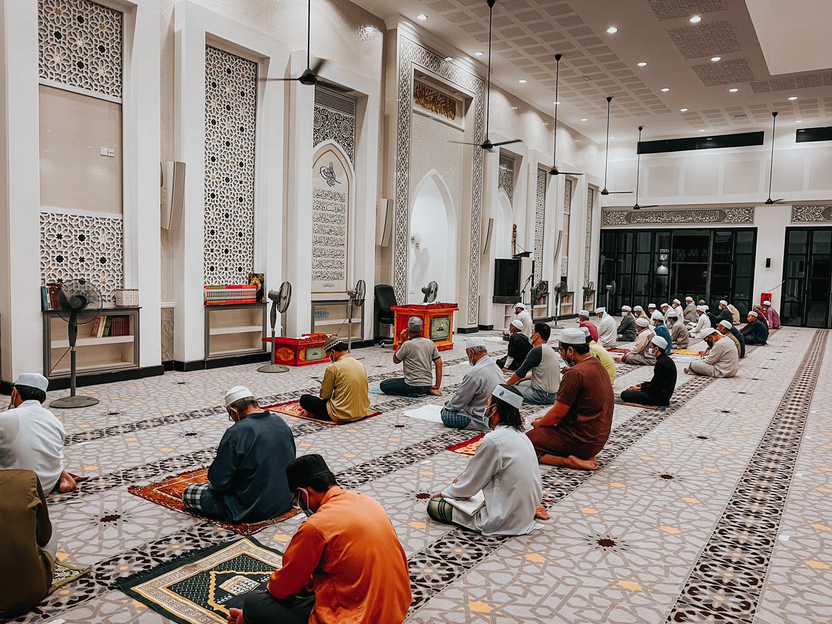acaiijawa's tweet photo. Solat fardhu 5 waktu sekarang boleh 40 orang sahaja. Kena gunakan peluang sebaiknya solat di masjid bagi lelaki yang sihat.

Walau tempatnya masih terhad, cubalah rebut peluang tu semampu kita.

Kalau dah tak boleh nanti, barulah semua nak rindu-rinduan. https://t.co/rpwBTpJpJM