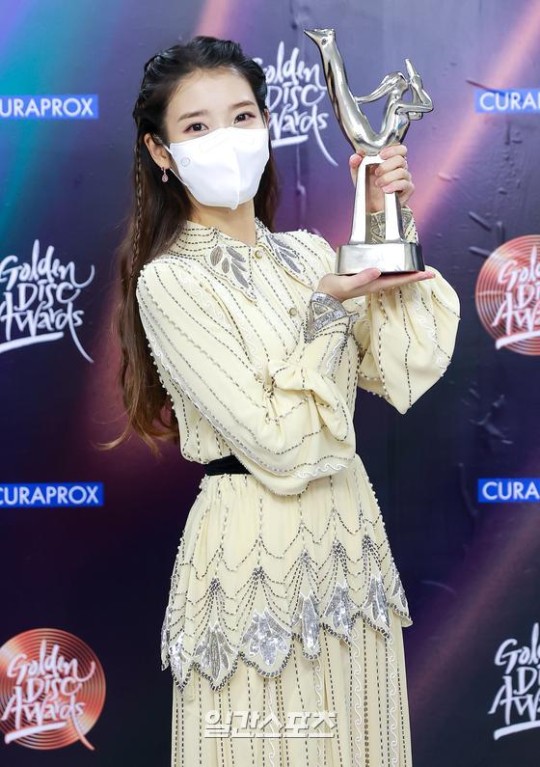 IUmushimushi's tweet photo. #GDA2021 #IUxGDA2021 
#아이유 #IU with her SOTY award
👑👑👑👑👑👑👑
💙💙💙💙💙💙💙 https://t.co/31JLlc7qgM