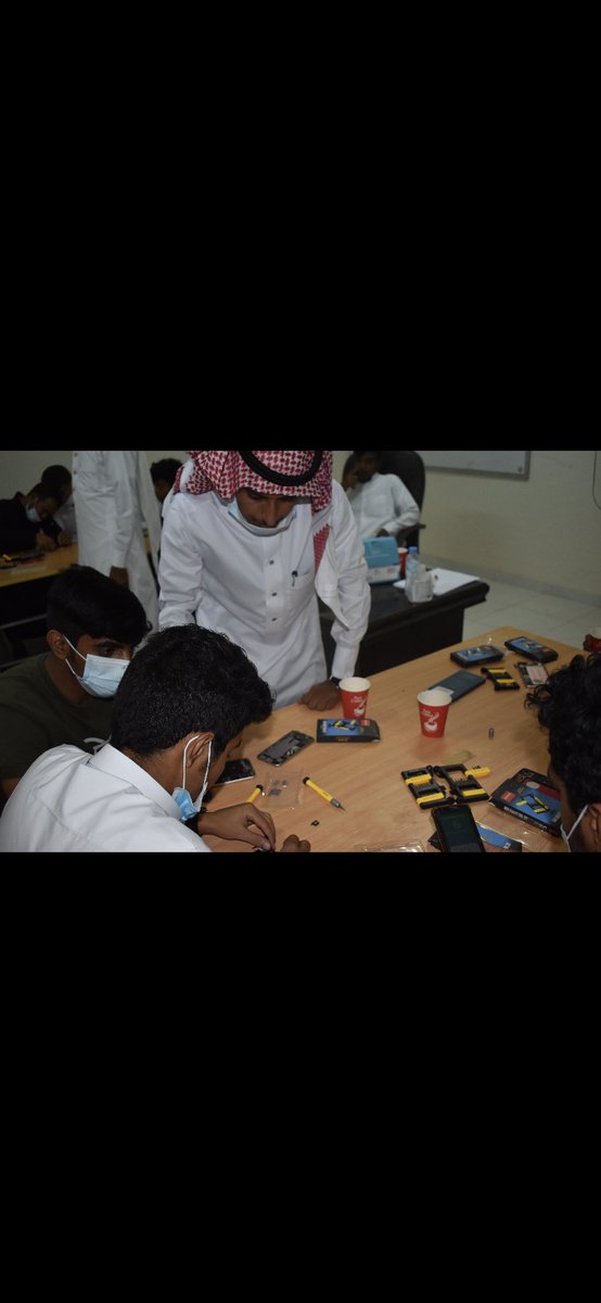 rm_z12's tweet photo. مقتطفات من الدورة صيانة الجوالات التي نفذها المدرب رمزي البرقاني في لجنة التنمية الاجتماعية https://t.co/AN2txgImAO