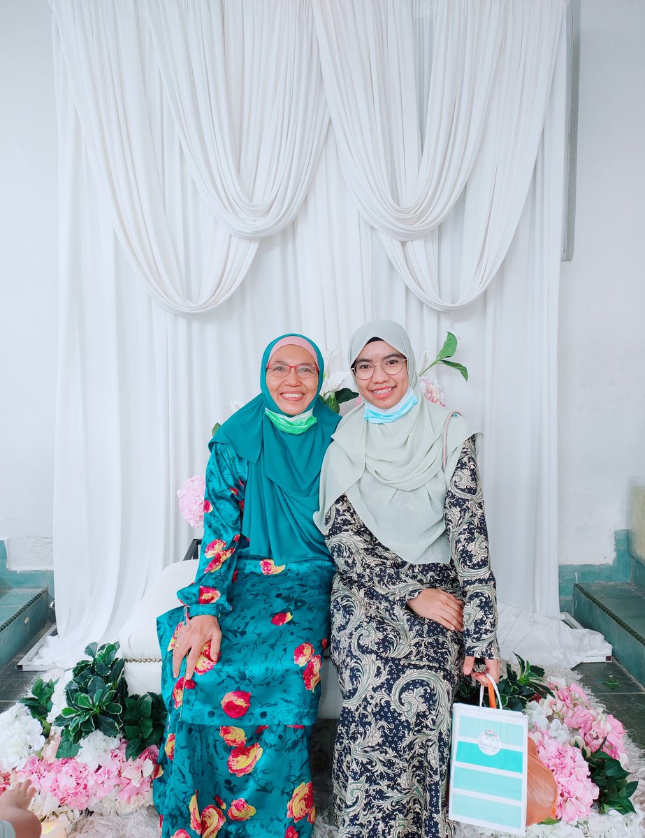 KamilahMaryam's tweet photo. Harini cousin aku kawen n dia kira last lah yg kawen dlm keluarga mkck aku ni. Waktu nak ambil gmbr ni, mkck aku doakan aku pulak jumpa jodoh cepat. Ya Allah Ameen. 😂 #prayformary https://t.co/wbQ0sJdm6j