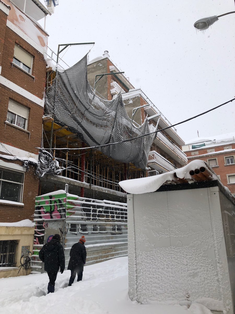 FdeTexturas's tweet photo. @112cmadrid en la Calle Carlos Latorre número 2 se está acumulando la nieve en una malla sostenida de un edificio en construcción con puntales https://t.co/KF9xXroW8U