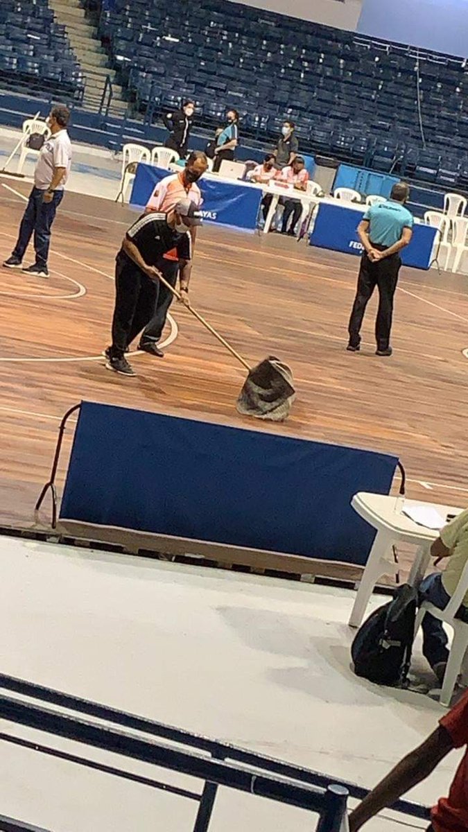 pamozaec's tweet photo. Hola buenas noches PAMOZA así reinaguraron el Coliseo fedeguayas con goteras, esto nos dejo la Arq Pierina Corre,  pero siguió lo mismo con la sra SOTOMAYOR en diciembre reinaguearon el Coliseo aren, las misma MENTIRAS  DR. https://t.co/dH7bHaXazA