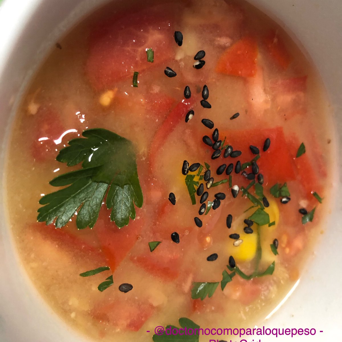 Elelainie's tweet photo. Sopa de verduras, lenteja roja, quinoa, maíz y tomate con sésamo negro y perejil #comidasencilla #platocompleto #delicious #lunchideas #lentejaroja #lunchtime #sopacasera #verduras #nutricion https://t.co/agwMqvYu9f