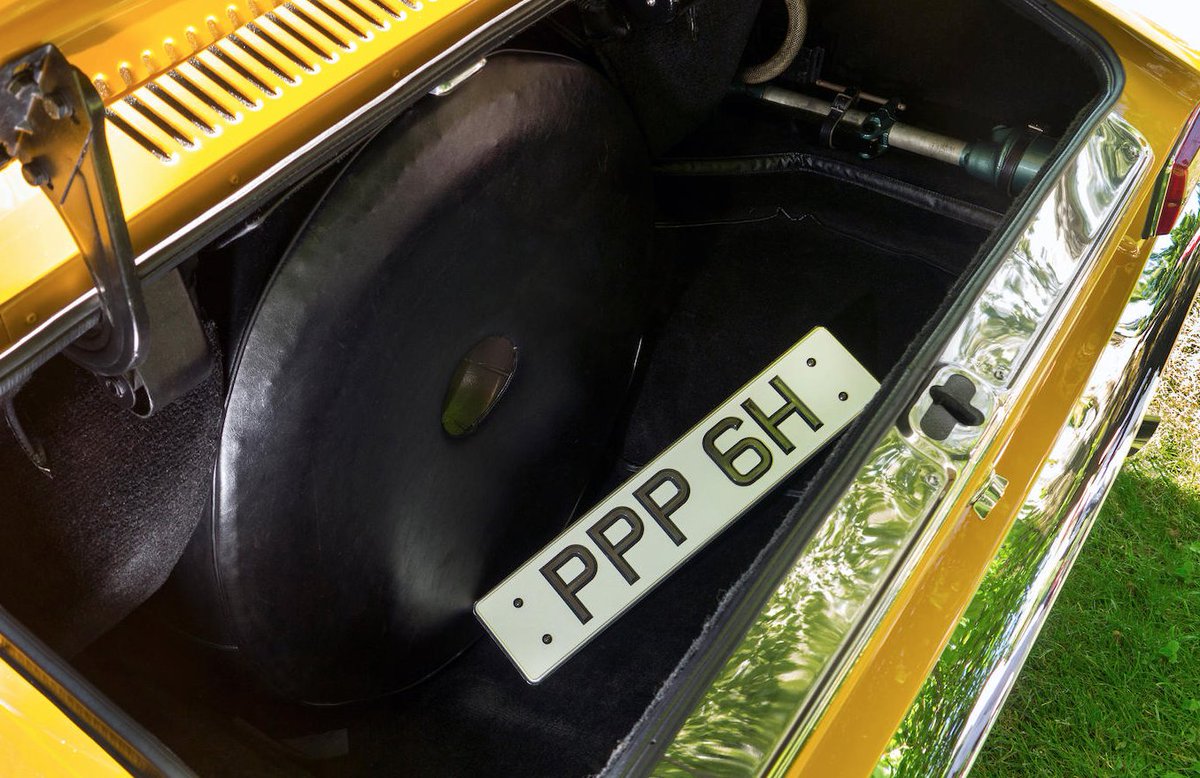 The car’s numberplate - distinctive back then & somewhat regrettable to modern eyes - indicated Brett Sinclair, the character played by Roger Moore.  #AnorakFact: it wore BS1 in every episode except ’The Gold Napoleon’, in which its actual UK numberplate, PPP 6H, is visible. (2/6)