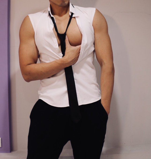 這次穿襯衫不穿運動服 https://t.co/KvfXNS0XAE<a href="/tag/%E9%98%B2%E7%96%AB%E6%9C%9F%E9%96%93%E5%9C%A8%E5%AE%B6%E7%9C%8B%E7%89%87"class="tags"><span>#防疫期間在家看片</span></a>