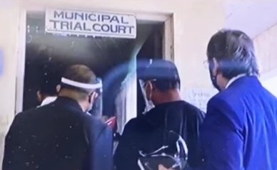 kowalerts's tweet photo. LOOK: Jonel Nuezca, naghain ng "NOT GUILTY PLEA" hinggil sa kasong sinampa sa kanya.

Nag-hain ng not guilty plea ang pulis na si Jonel Nuezca sa pagkakapatay sa mag-inang Gregorio, ayon kay Atty. Freddie Villamor, abogado ng pamilya Gregorio. 

📷 Wanted sa Radyo https://t.co/wkWUtv8qJU