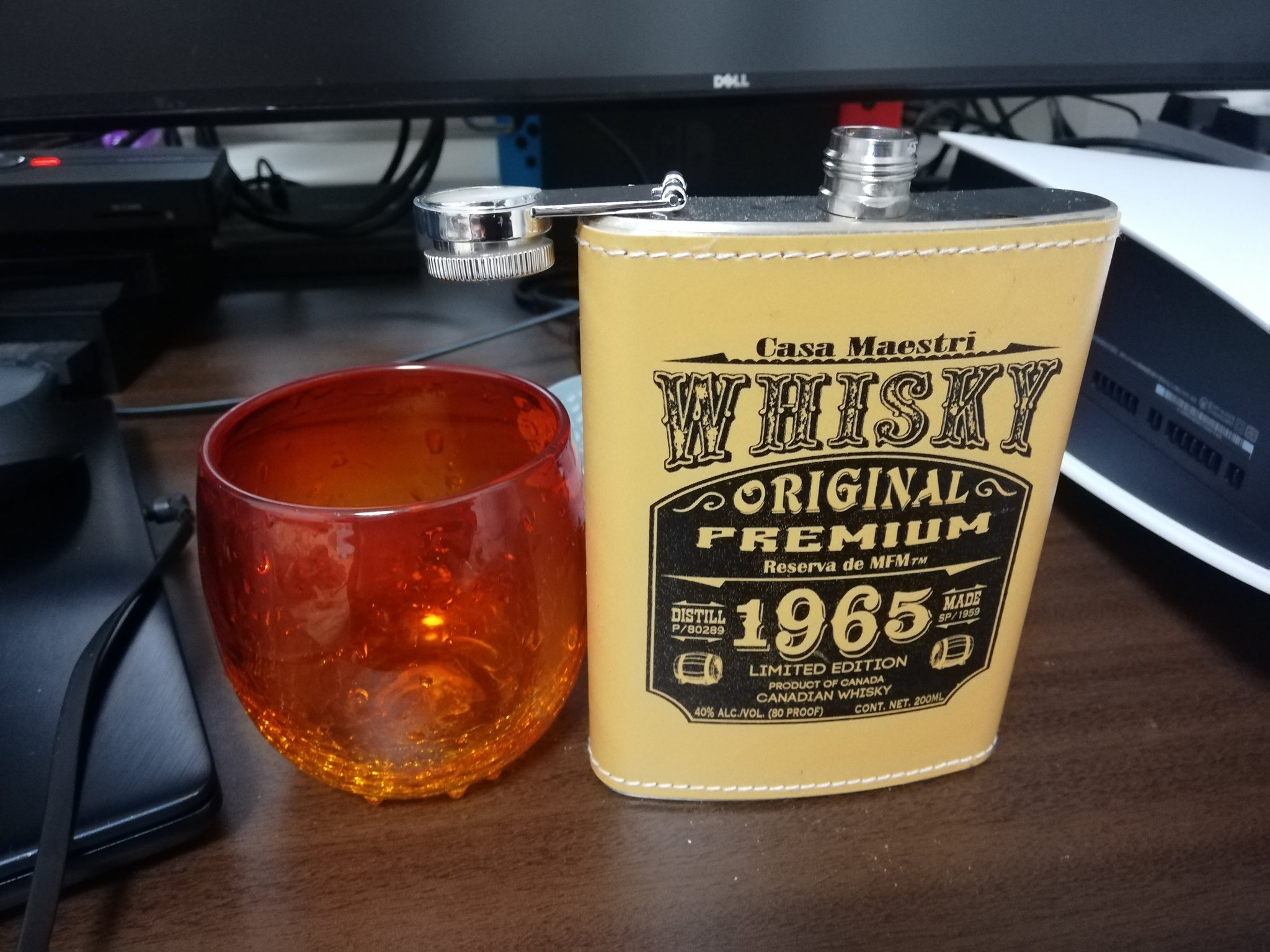 Fumi かっこいい容器に入ったウイスキーを飲む T Co Ttvspqkhy6 Twitter