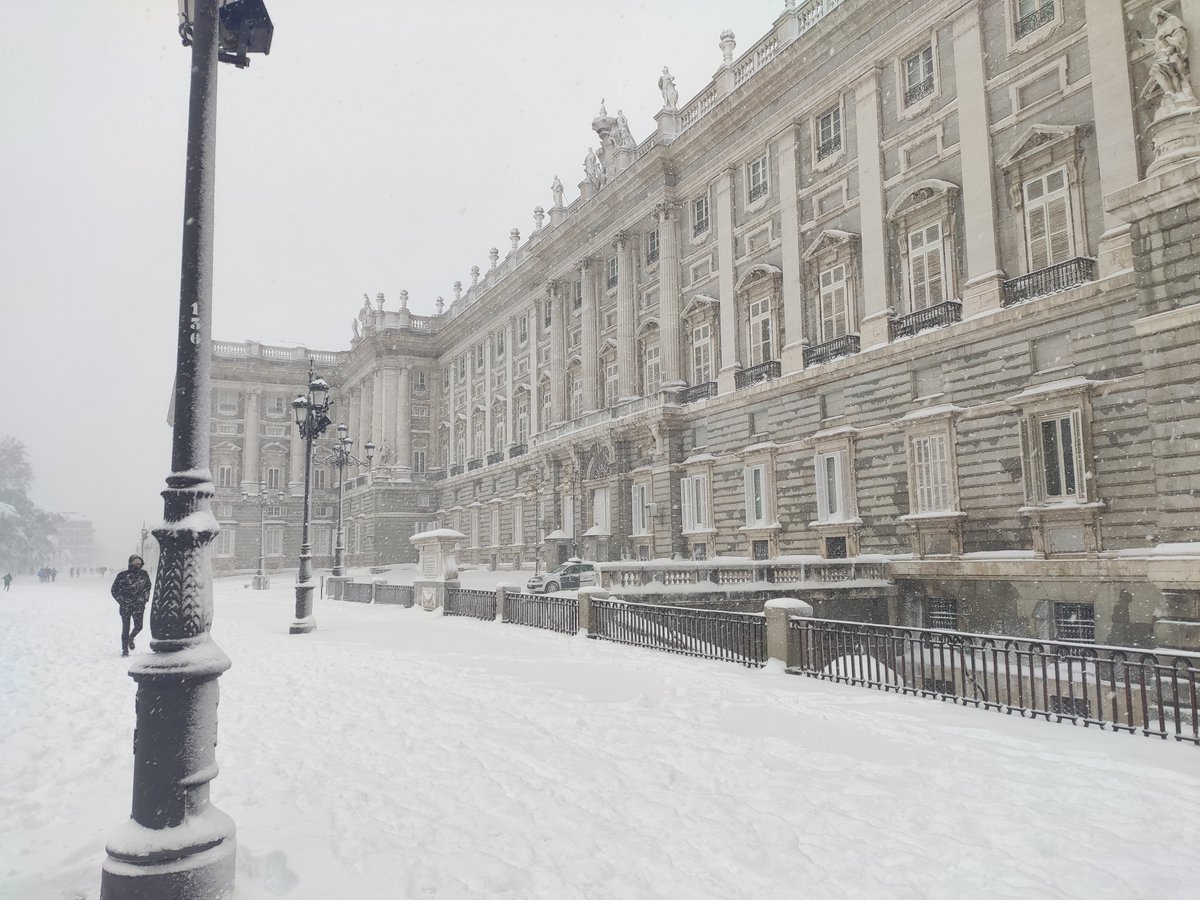 PatrimNacional's tweet photo. Nuestro intrépido compañero @CapitanLysander se ha lanzado a las calles para regalarnos estas impresionantes vistas del Palacio Real de Madrid completamente nevado. Tranquilos, iba muy bien preparado, es de Sierra Nevada y está más que acostumbrado a lidiar con la nieve. 😉❄️ https://t.co/V1SPkSP8rM