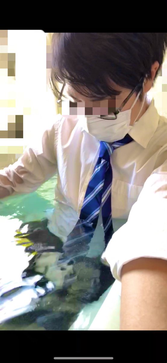 wet_yu's tweet photo. ワイシャツネクタイで風呂入った https://t.co/7lkyxoc8t8