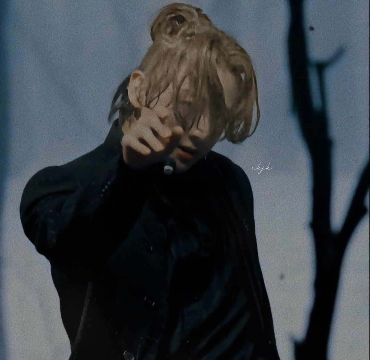 rockstarJKK's tweet photo. BLONDE BLACK SWAN JUNGKOOK. https://t.co/iZ6DGtDT4z