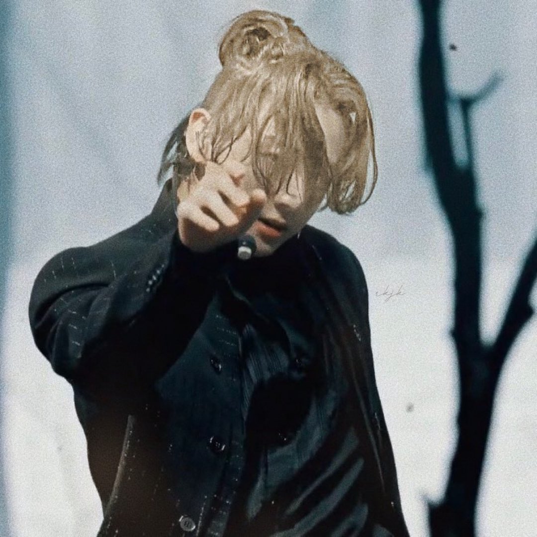 rockstarJKK's tweet photo. BLONDE BLACK SWAN JUNGKOOK. https://t.co/iZ6DGtDT4z
