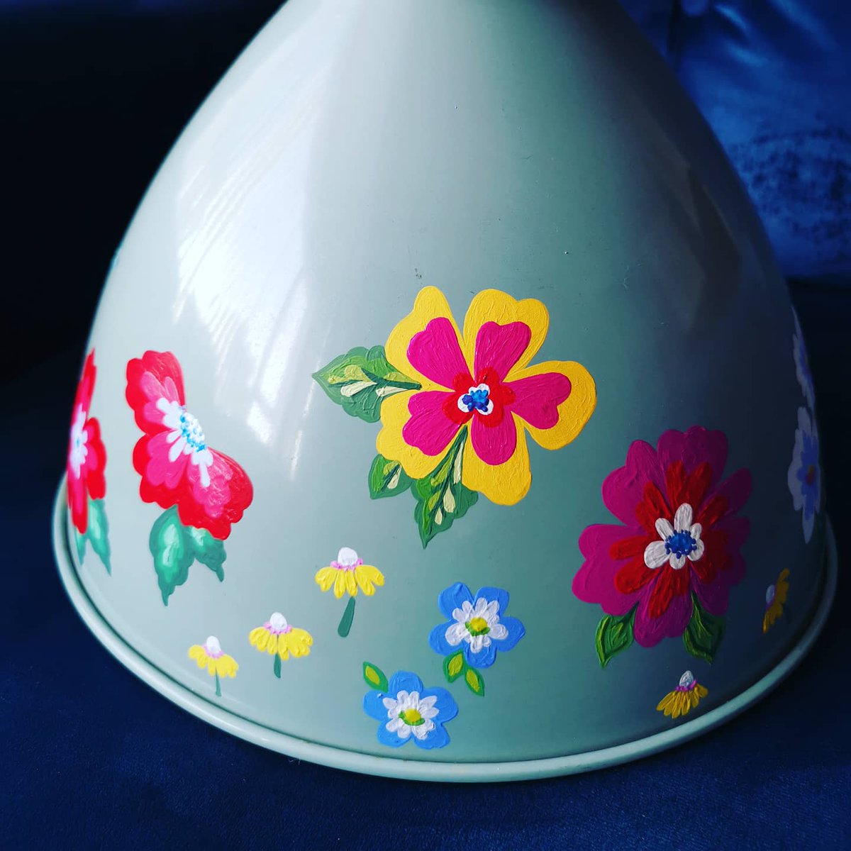 Upcycling an old lampshade #vintage #flowerart #flowerpainting #upcycle #handpainted #upcycling #interiorart #flowers #colourpop #colourfulpainting