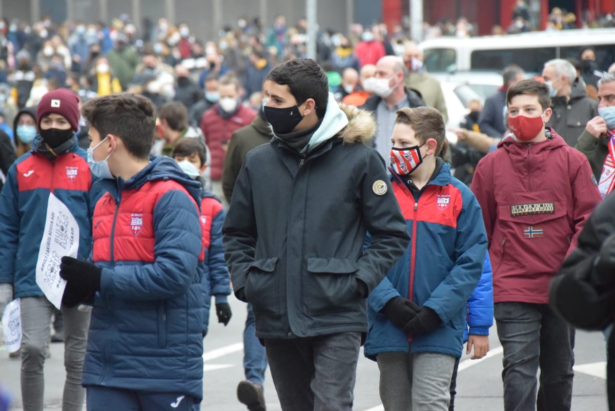 RadioNervion's tweet photo. PIDEN LA REANUNDACIÓN DEL DEPORTE ESCOLAR | 5000 personas se han manifestado hoy en Bilbao.  Son miembros de  plataforma de apoyo al deporte escolar  en Euskadi. https://t.co/YySYCAD5TU