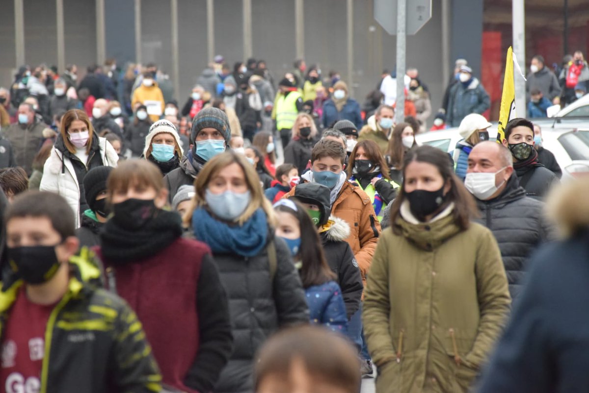 RadioNervion's tweet photo. PIDEN LA REANUNDACIÓN DEL DEPORTE ESCOLAR | 5000 personas se han manifestado hoy en Bilbao.  Son miembros de  plataforma de apoyo al deporte escolar  en Euskadi. https://t.co/YySYCAD5TU