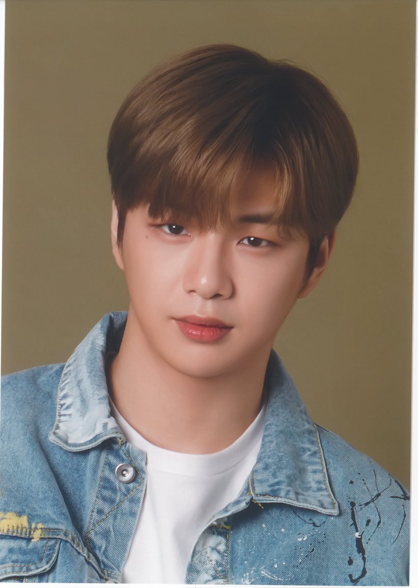 akakuro_len's tweet photo. KANGDANIEL 1ST ARTBOOK [NEVER STANDING STILL] Post Card+photo card scan 1
#강다니엘 #KangDaniel  
@konnect_danielk https://t.co/3Mm1zRbWdU