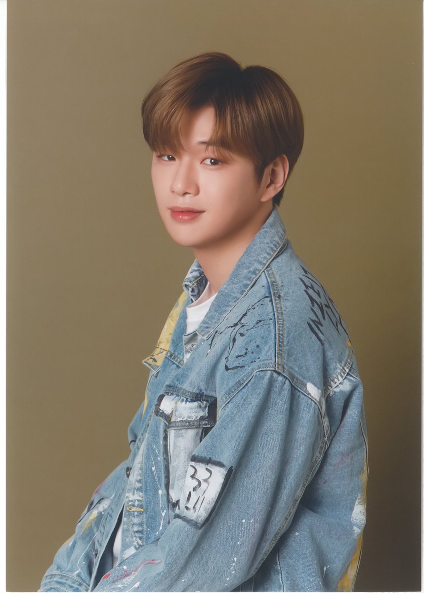 akakuro_len's tweet photo. KANGDANIEL 1ST ARTBOOK [NEVER STANDING STILL] Post Card+photo card scan 1
#강다니엘 #KangDaniel  
@konnect_danielk https://t.co/3Mm1zRbWdU