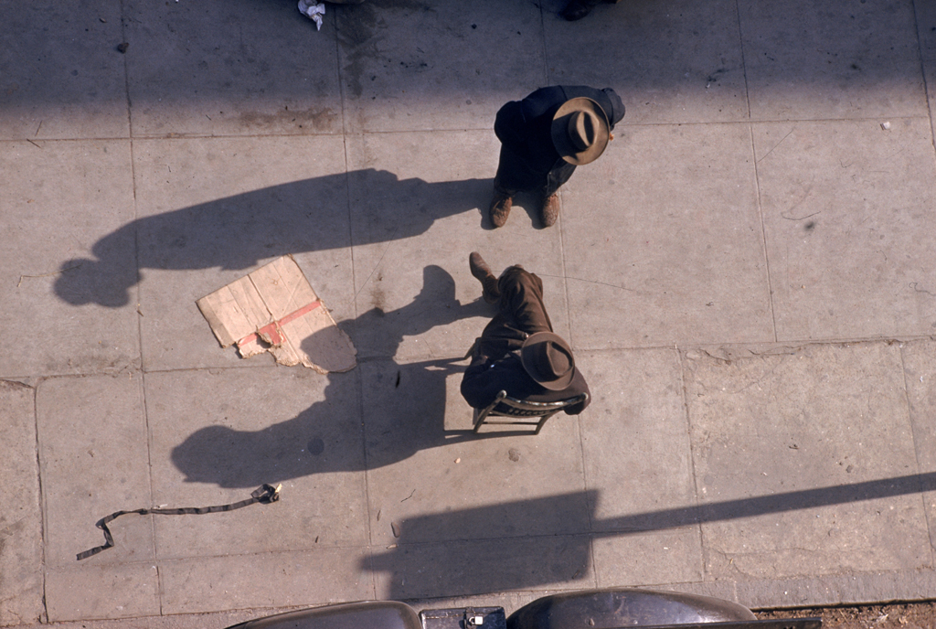 The_RedList's tweet photo. Ernst Haas, "New York City", 1952 https://t.co/5CwpaUkiZW