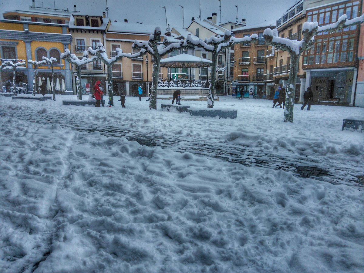 luisars_2021's tweet photo. buen finde y cuidado ⛄😊
#photography #photographylovers #picoftheday #cyleon 
#snowday https://t.co/09Y6WsWZoA