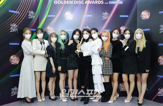 loonapress's tweet photo. [PRESS] 210109 #LOONA with their "Next Generation Award" trophy at 35th Golden Disc Awards photos

@loonatheworld #이달의소녀
#LOONAatGDA #이달의소녀_골든디스크어워즈 https://t.co/F7WpHk7adn