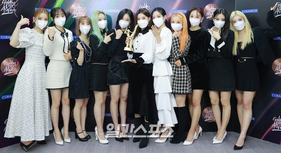 loonapress's tweet photo. [PRESS] 210109 #LOONA with their "Next Generation Award" trophy at 35th Golden Disc Awards photos

@loonatheworld #이달의소녀
#LOONAatGDA #이달의소녀_골든디스크어워즈 https://t.co/F7WpHk7adn