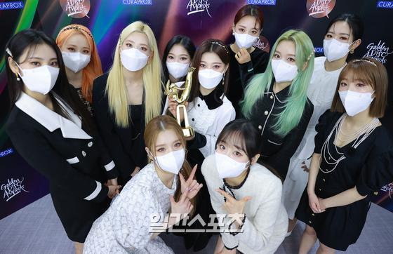 loonapress's tweet photo. [PRESS] 210109 #LOONA with their "Next Generation Award" trophy at 35th Golden Disc Awards photos

@loonatheworld #이달의소녀
#LOONAatGDA #이달의소녀_골든디스크어워즈 https://t.co/F7WpHk7adn