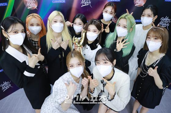 loonapress's tweet photo. [PRESS] 210109 #LOONA with their "Next Generation Award" trophy at 35th Golden Disc Awards photos

@loonatheworld #이달의소녀
#LOONAatGDA #이달의소녀_골든디스크어워즈 https://t.co/F7WpHk7adn